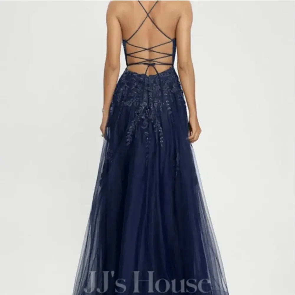 Säljer nu denna superfina balklänning som bara använts en gång🥰 Köpt från Jj’s House. Den är inte i samma färg som i de första bilderna utan i färgen 