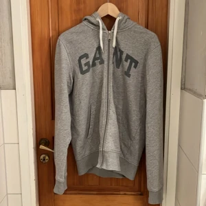 Gant zip tröja - Tja! Säljer en gant zip tröja i bra skick! Storlek L men passar lika bra till M, Pris ej hugget i Sten 
