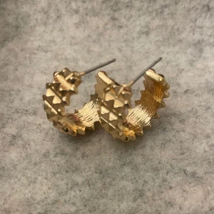 Guld örhängen - Guld örhängen i nyskick, kommer inte ihåg var dem är ifrån då det är ett tag sen. 