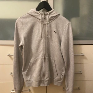 Puma zip hoodie  - Använd men i hyfsat bra skick.  Ganska liten i storleken  Pris kan diskuteras 