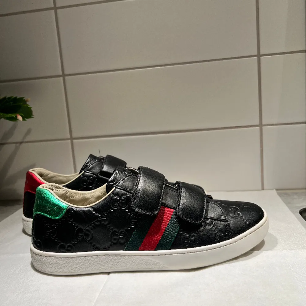 Unika Gucci skor som endast är använda 4 gånger🖤Priset är diskuterbart vid snabb affär 🖤. Skor.