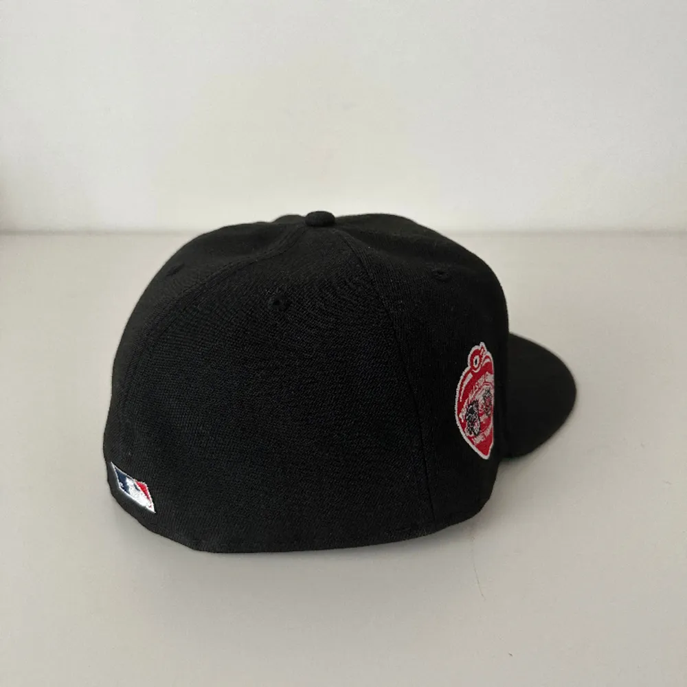 New York Yankees. Brand new with original packaging. Black with Green brim. Size 7 5/8. . Accessoarer.