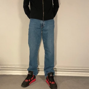 Levis jeans  - 21. Hej! Säljer nu dessa helt nya Levis jeans. Modellen är 184cm Nypris 1499