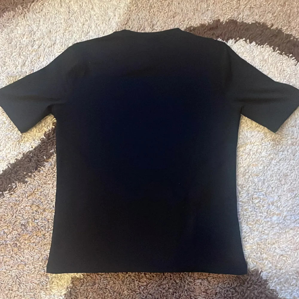 Jag säljer en comprestion shirt. Materialet är väldigt töjbart och passar alla kroppsformer. Den är bra att använda på gymet eller bara ha på sig den på vardagar. I färg svart.. T-shirts.