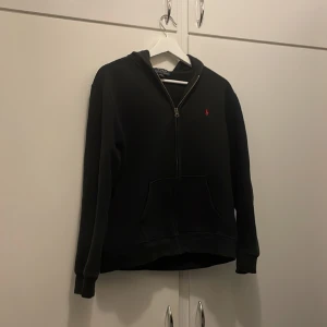 Ralph lauren zip - En Ralph Lauren zip i strl XS men passar S. Den är använd men finns inga skador eller liknande på den, säljer den då den inte används längre och är för liten för mig Kom med ett pris så tar vi det där ifrån Mvh Sigge