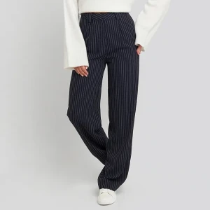 Nakd - randiga kostymbyxor - Superfina kostymbyxor från NAKD. Hör av er vid frågor!❤️