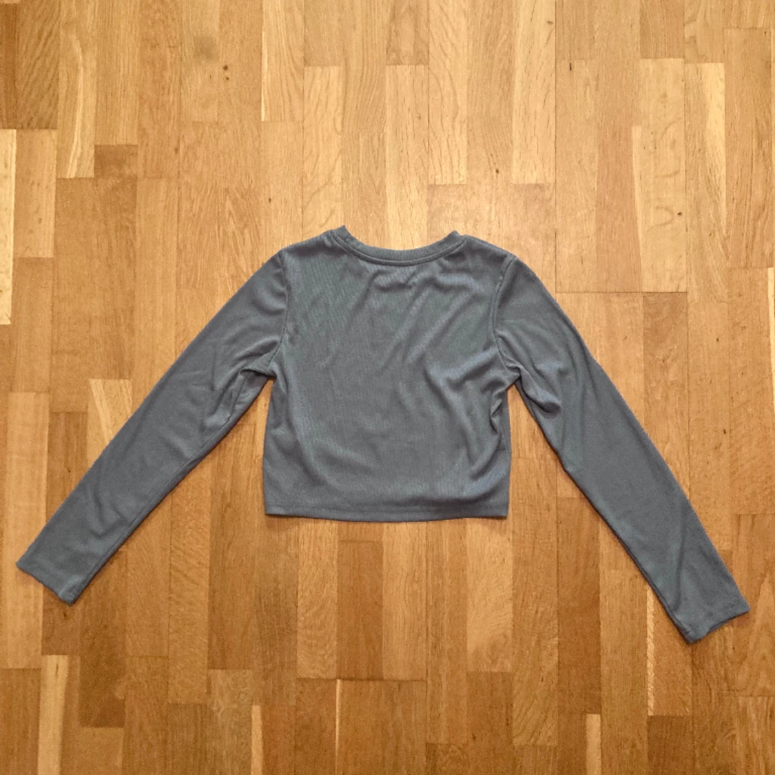 Blågrå, långärmad croptop i ribbat, stl S - 90