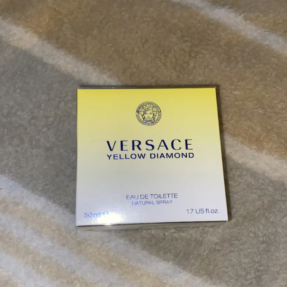 Oöppnad Versace parfym, värd 900kr . Övrigt.