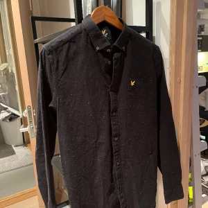 Lyle & scott skjorta - Snygg och välvårdad skjorta från märket lyle and scott. Storlek medium