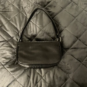 En svart väska  - Svart kort väska 