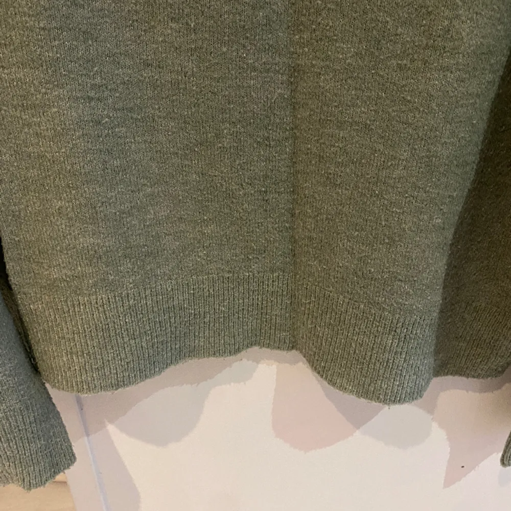 En stickad  tröja i kort modell i en mild grön färg. Underbar till hösten. . Stickat.