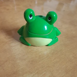 Groda  - Har varit på ett sugrör som gått sönder. Vid funderingar skicka gärna pm 😊💖 Pris kan diskuteras 