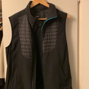 Hugo boss väst  - Storlek s/m Färg: svart me blå detalj Haft den i 2 år  Inte använt många gånger 