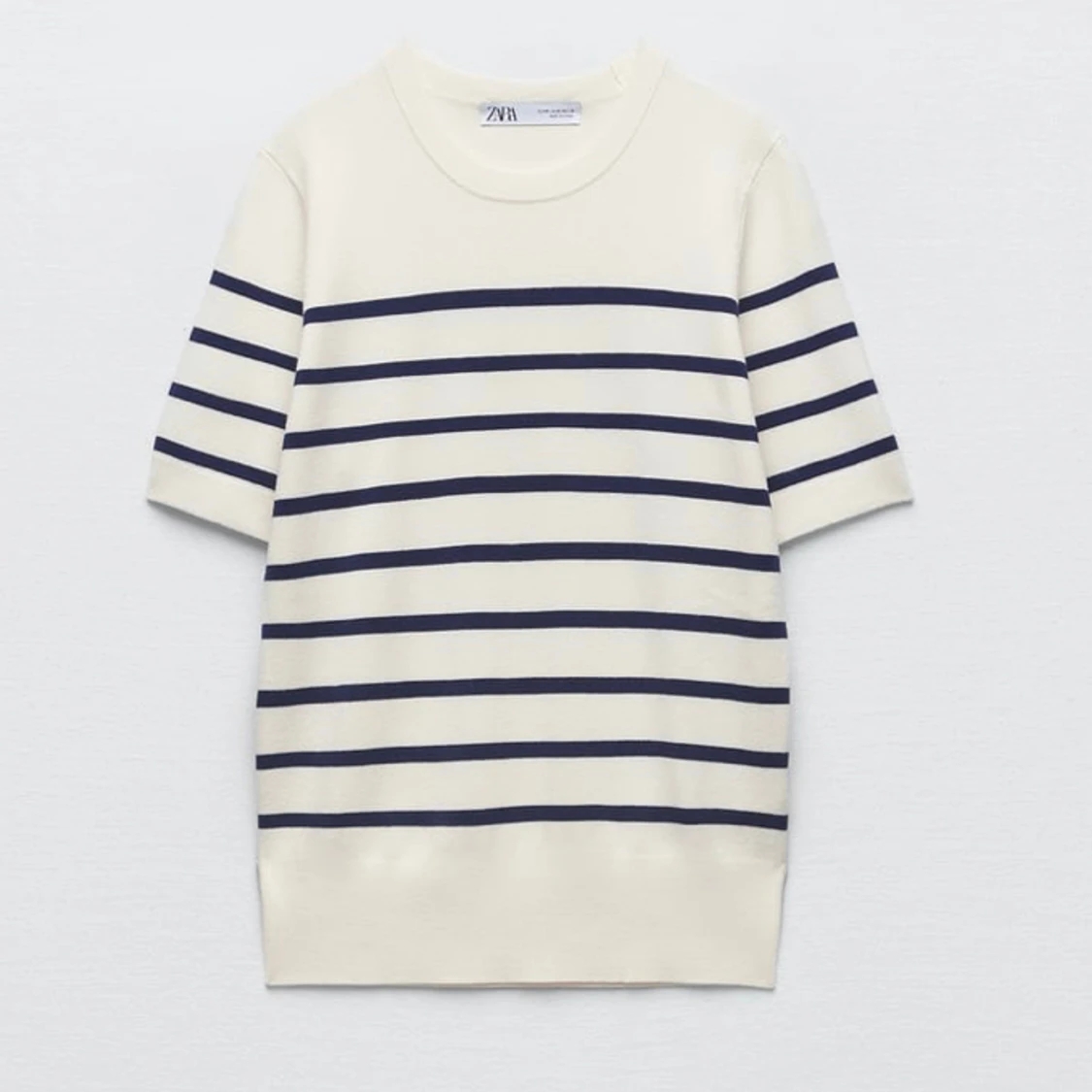 Stickad tröja med kort ärm