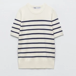 Stickad tröja med kort ärm - Säljer denna tunna stickade t shirten från zara då jag inte använder den längre.😊 Storlek S men skulle säga att den är lite liten i storleken. Den har inga defekter och ny priset var 299 och jag säljer den för 60 + frakt!