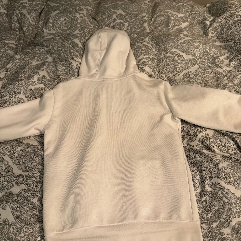 Säljer denna hoodie efter som den inte kommer till användning. Hoodies.