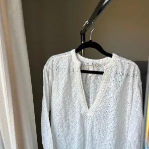 Skjorta/blus från Zara - Skjorta/blus från Zara, broderidetaljer. Strl S.