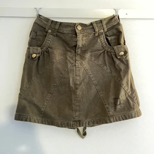 Cargokjol från ichi - Vintage cargokjol i militärgrönt från ichi