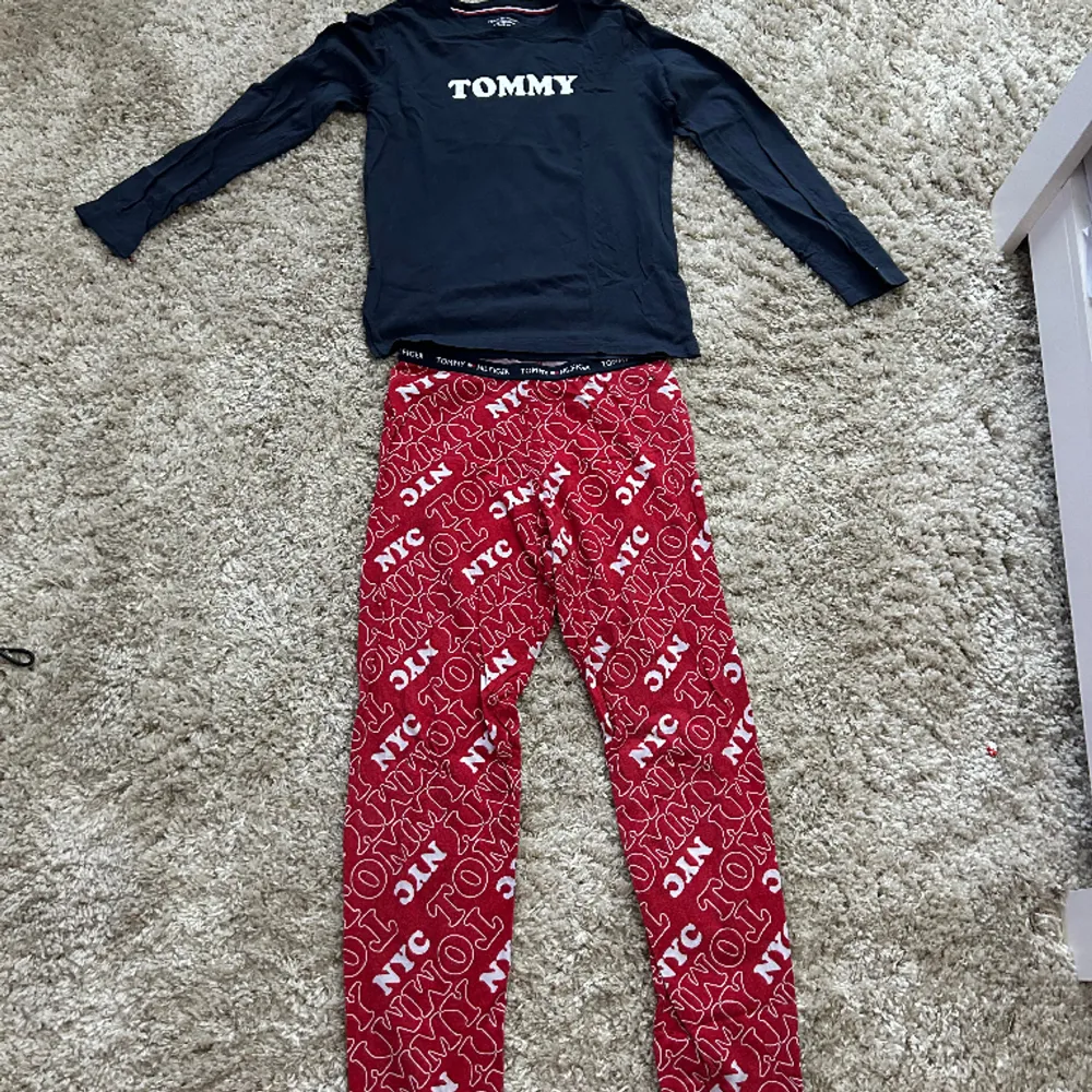 Snygg och ny mörkblå och röda Tommy Hilfiger pyjamas  Använts bara två gånger. Jeans & Byxor.