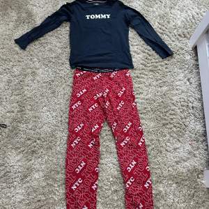 Snygg och ny mörkblå och röda Tommy Hilfiger pyjamas  Använts bara två gånger
