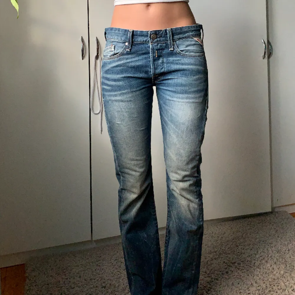 Så fina Replay jeans!!💗 Jag är 170 och dem är lite långa/perfekta på mig, storlek S. Vid snabbt köp 300🤩. Jeans & Byxor.