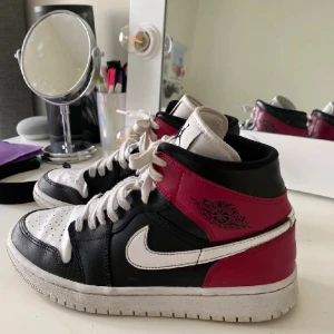 Jordan 1 - Säljer mina Jordan 1 som är köpta för 2 år sedan men är i väldigt bra skick inne måttet är 25.5cm/ storlek 39