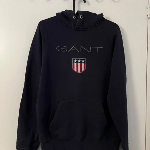 Gant hoodie  - Gant goodie i bra skick  Mörkblå