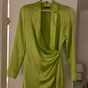 Fin neon grön kostym klänning från Zara i satin. Storlek S. Väldigt fint skick 