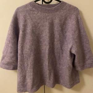 Säljer en lila tröja från & other stories i alpacka