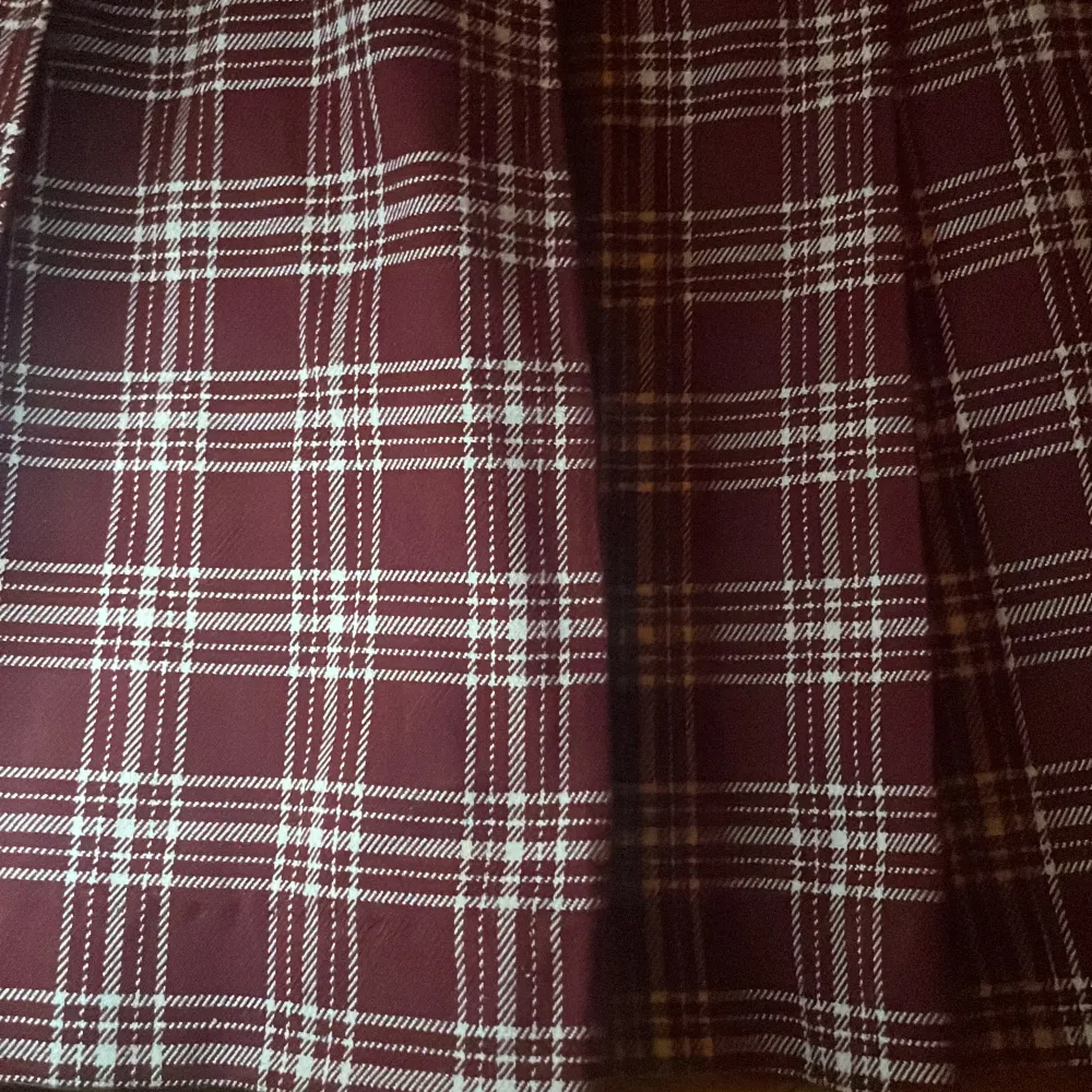 En vinröd plisserad high waisted kjol. Använd ett fåtal gånger, ser ut som ny. Om ni har frågor, skriv bara🫶 Priset kan diskuteras, frakt ingår inte i priset. Kjolar.