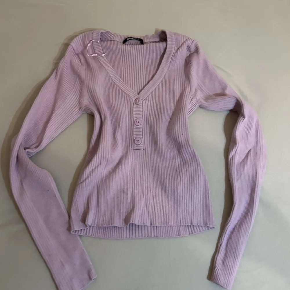 Lila Gina tricot tröja med knappar i storlek 36-38. Tröjor & Koftor.