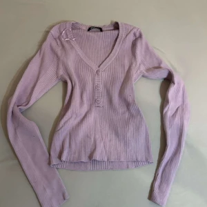 Tröja - Lila Gina tricot tröja med knappar i storlek 36-38