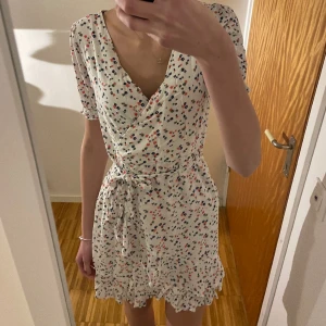 Sommarklänning barnstolek (152) - Söt sommarklänning köpt i barnavdelningen i storlek 152 från Cubus. 