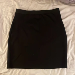 Svart minikjol - Aldrig använd  Minikjol från Cubus  