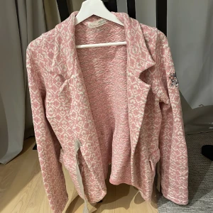 Odd Molly tröja (oanvänd) - En jättefin Odd Molly tröja i rosa med vita och gråa detaljer  Aldrig använd  Storlek M 