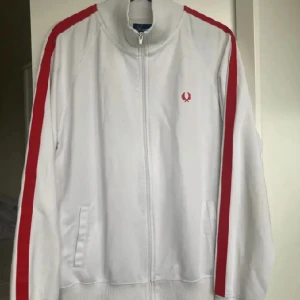 Fred Perry tröja - Jättefin tröja från Fred Perry i nyskick! Storlek L men passar även M.