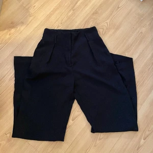 Svarta kostymbyxor - Svarta kostymbyxor från hm, storlek 36