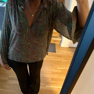 Blus  - Blus från zara i bra skick skick💚
