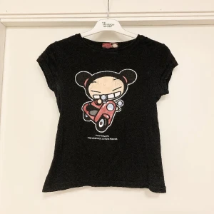 🍒TOPP🍒 - 🍒PUCCA CUTIE🍒 Söt topp med Pucca-tryck i bomull. Figurnära modell. Trycket är lite krackelerat. Storlek M, men liten i storleken så passar S också. 🍒
