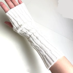 Vita Torgvantar!  - Säljer nu dessa super fina vita Torgvantarna! Helt nya, alltså inte använda! Frakt tillkommer 22kr❗️ 🥰