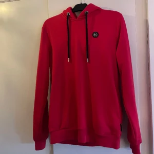Philipp Plein Hoodie - Säljer min LIMITED Edition Philipp Plein hoodie. Köp på NK i Sthlm. Köptes för 6000kr.  Använd få gånger p.g.a för stor på mig. Storlek M, Passar även L. Prislapp hör med. Hör av er vid intresse och frågor 