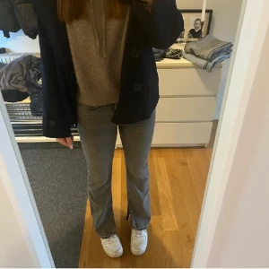 Full length flare jeans petite gina - Jätte fina full length flare jeans petite från gina. Dom har en slit på insidan av benen och sömmarna längst ner är uppsprättade, passar någon runt 160-165💕använda max 2 gånger🥰