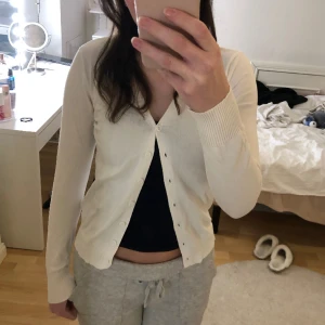 Vit kofta - Denna söta kofta kommer ej till användning hos mig och därför säljer jag den🤍Är osäker vilket märke den är ifrån men jag tror den är från märket på bilden.☺️