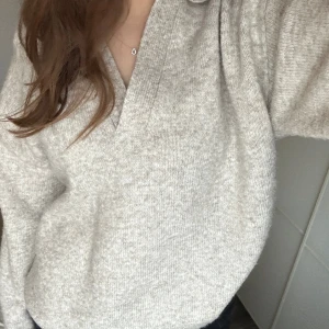Stickad tröja - Beige stickad jätte fin tröja från Hm, storlek XS men den är oversized Kolla gärna mina andra annonser💕