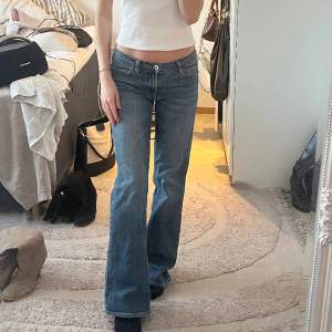 Lågmidjade jeans i den perfekta blåa färgen💕 köpta second hand! Midjemått: 75cm Innerbenslängd: 79cm 