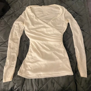 Vit jättefin blus  - Uringad vit blus 