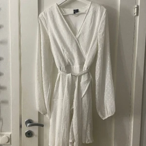 Klänning  - Så snygg klänning som är perfekt till studenten eller skolavslutningar! Endast använd en gång💘💕