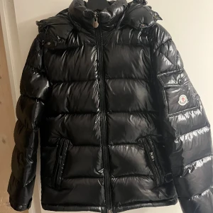 Moncler Jacka intressekoll - Jag har bestämmt mig att sälja jag säljer jackan då jag är sugen på något nytt jackan har inga skador och den har alla tags. Storleken på jackan är 2 som motsvarar M