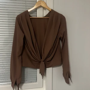 Blouse med öppen rygg - Använd 1 gång 