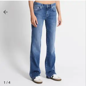 Lågmidjade jeans, aldrig använda. Storlek Xs men passar mig som är 34/36. Jag är runt 165 lång